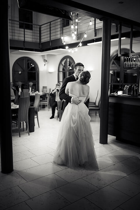 Romantische Hochzeitsbild vom Brauttanz im Weingut Mußler von Hochzeitsfotograf Pascal Dietrich