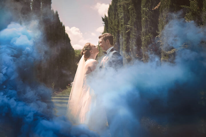Verrücktes Hochzeitsfoto im Weingut Mussler – Rauchbombe beim Hochzeitsshooting