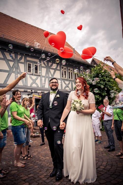Hochzeitsfotograf fängt versteckten Moment bei Hochzeit im Odenwald nahe Weinheim ein.